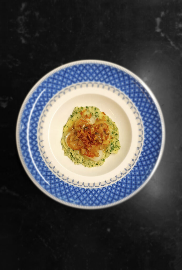 Морской гребешок на картофельном креме со шпинатом под соусом Дюксель